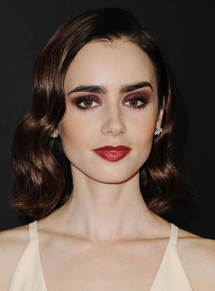 Lily Collins gây ấn tượng mạnh với lối trang điểm vintage cổ điển