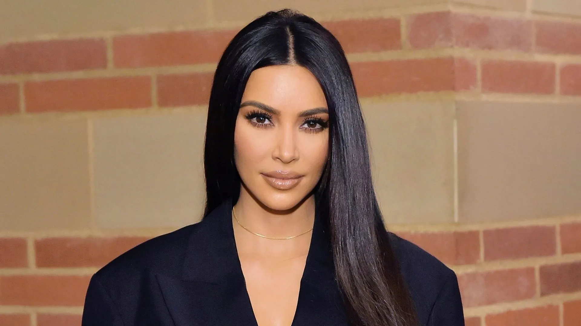 Kim Kardashian huyết tương giàu tiểu cầu PRP mặt nạ ma cà rồng