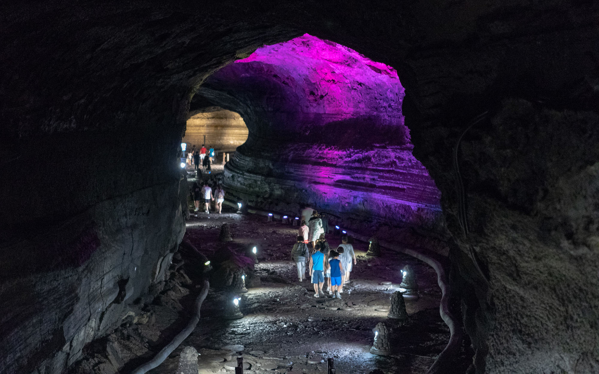 khách tham quan hang động manjanggul jeju