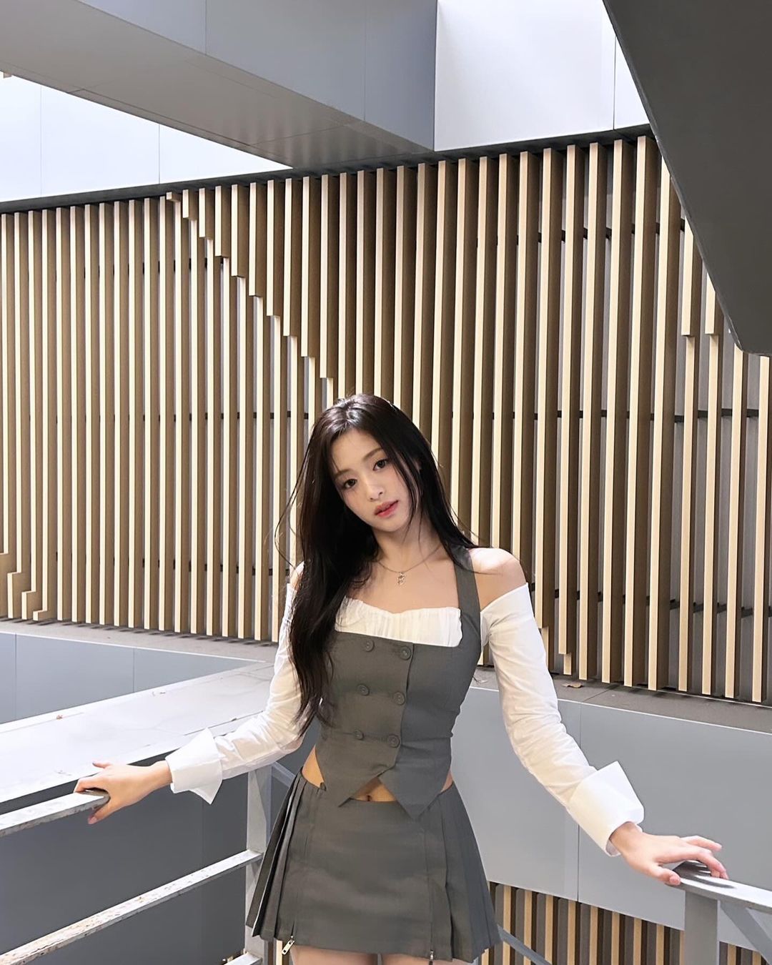ahyeon babymonster phối đồ business core 