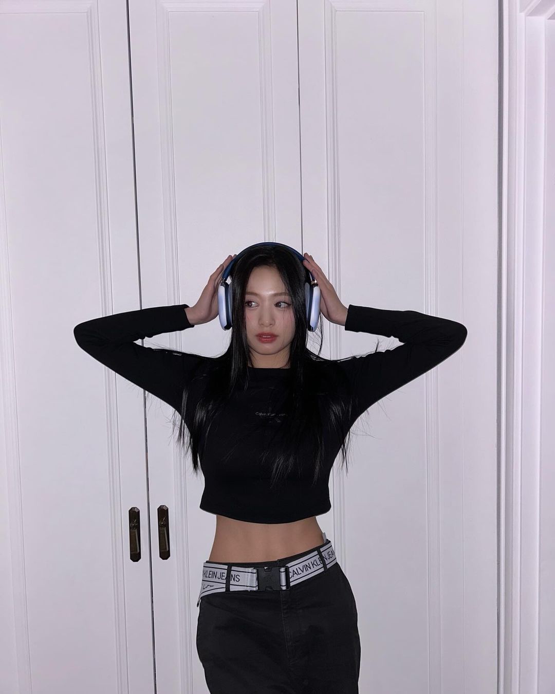 ahyeon phối đồ sporty chic với croptop