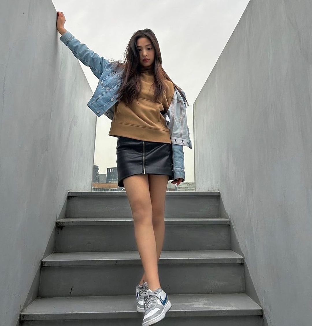 ahyeon phối váy da, áo khoác jean, hoodie với sneaker