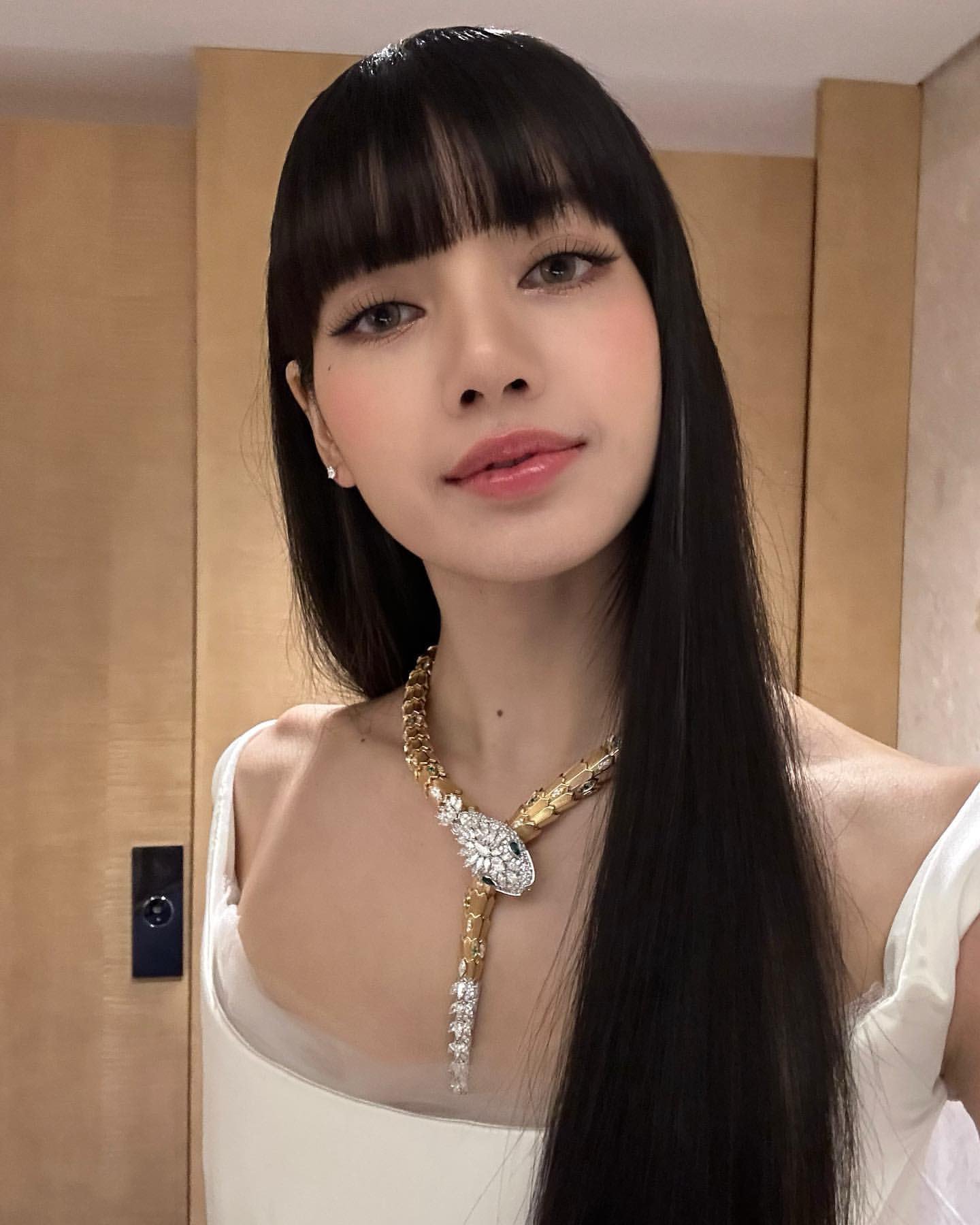 lisa mang dây chuyền bulgari