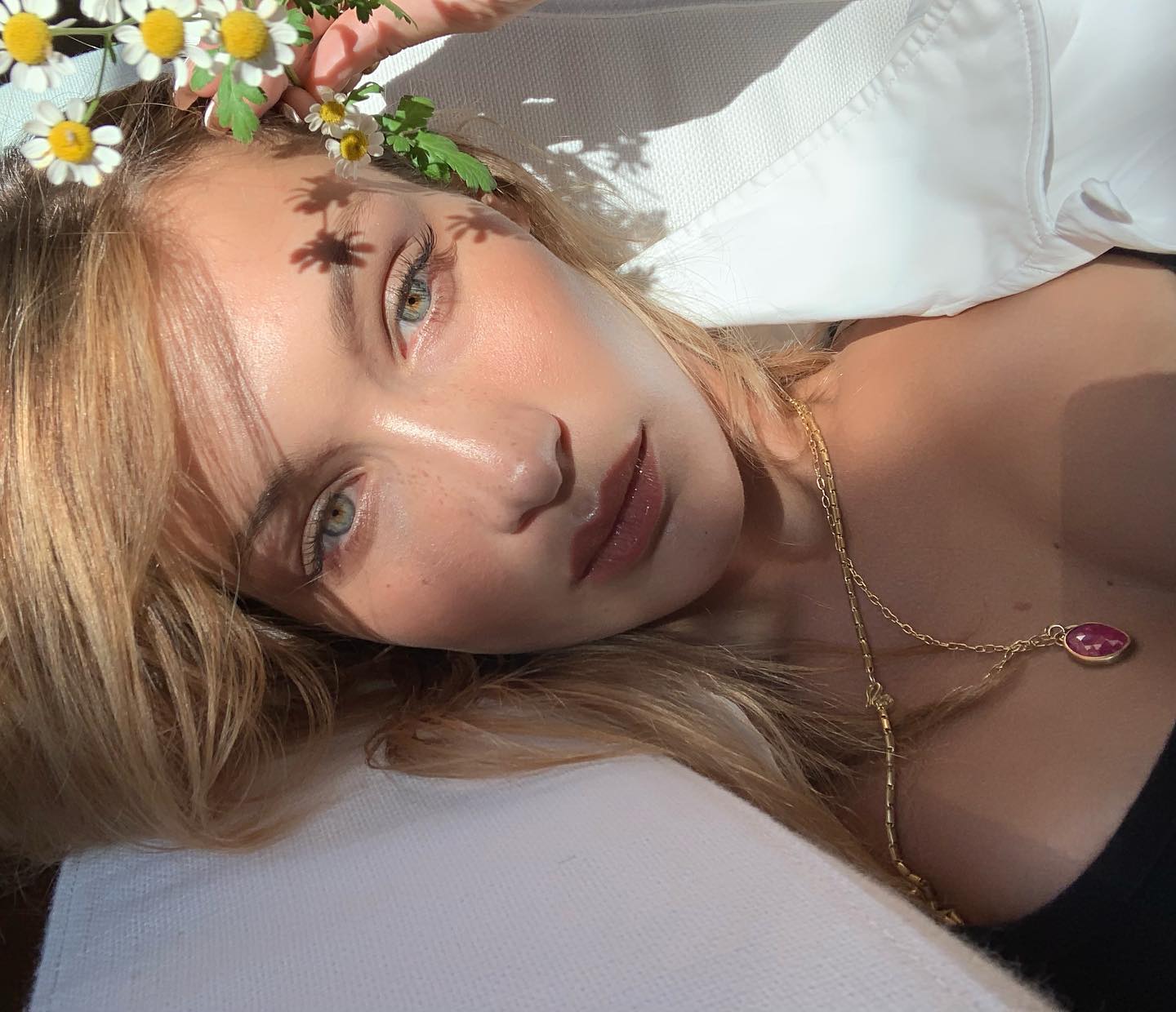Bella Hadid cầm hoa cúc.