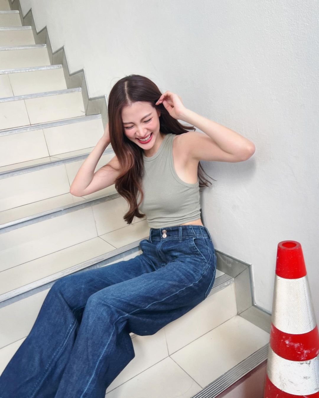 Baifern phối tank top với quần jeans