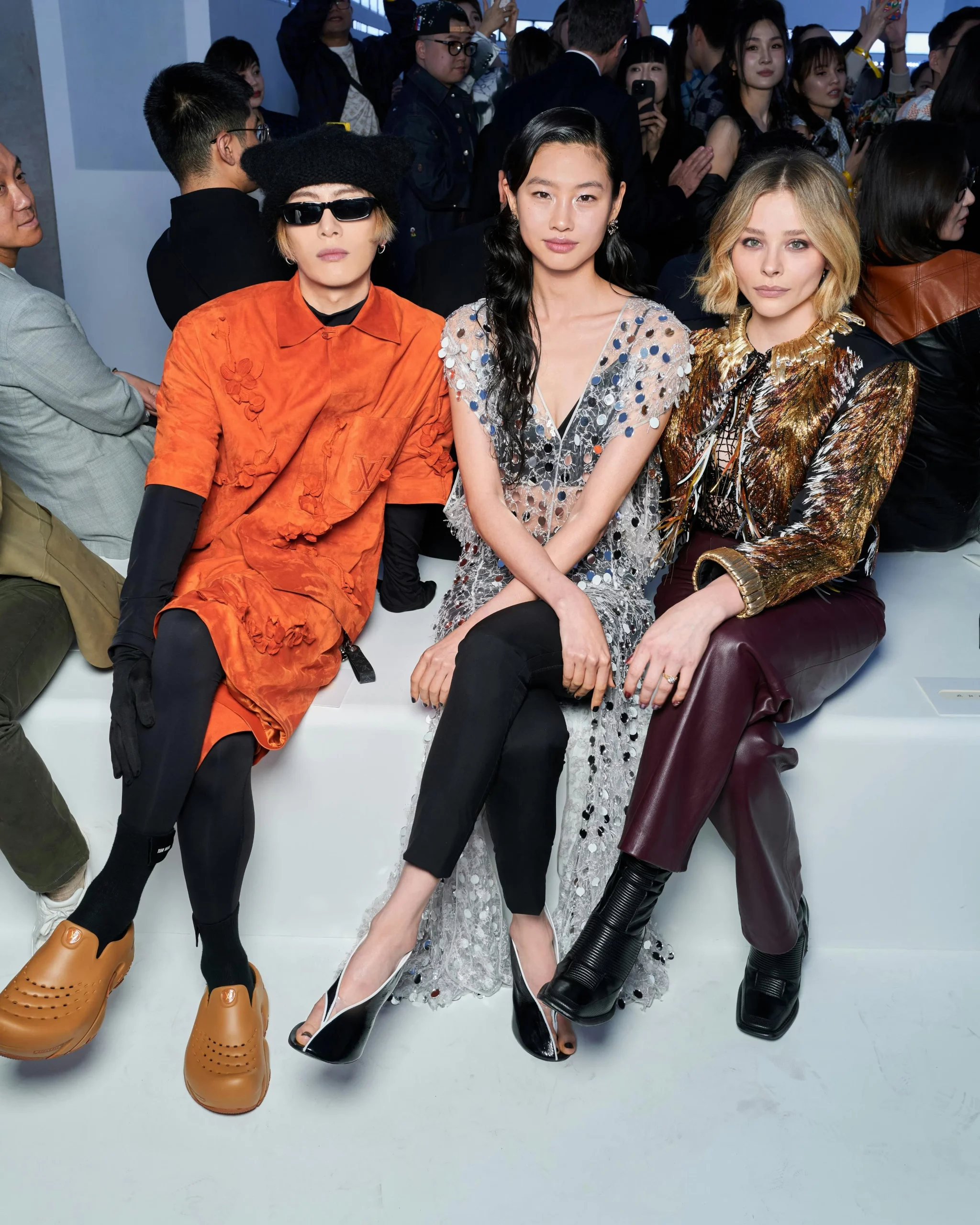 Jackson Wang, HoYeon Jung, và Chloë Moretz tại Louis Vuitton Pre-Fall 2024. (Ảnh: Getty Images)