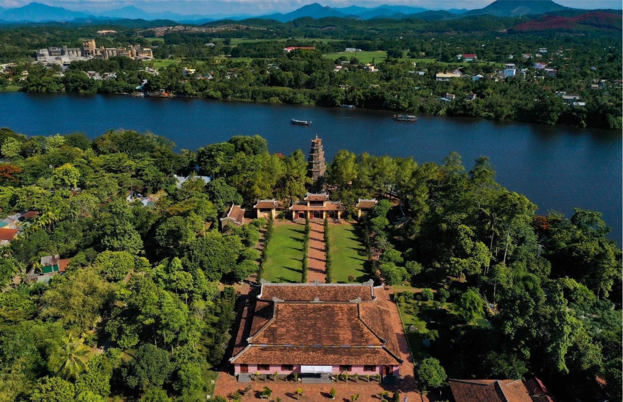 Chùa Thiên Mụ Huế lễ 30/4 - 1/5