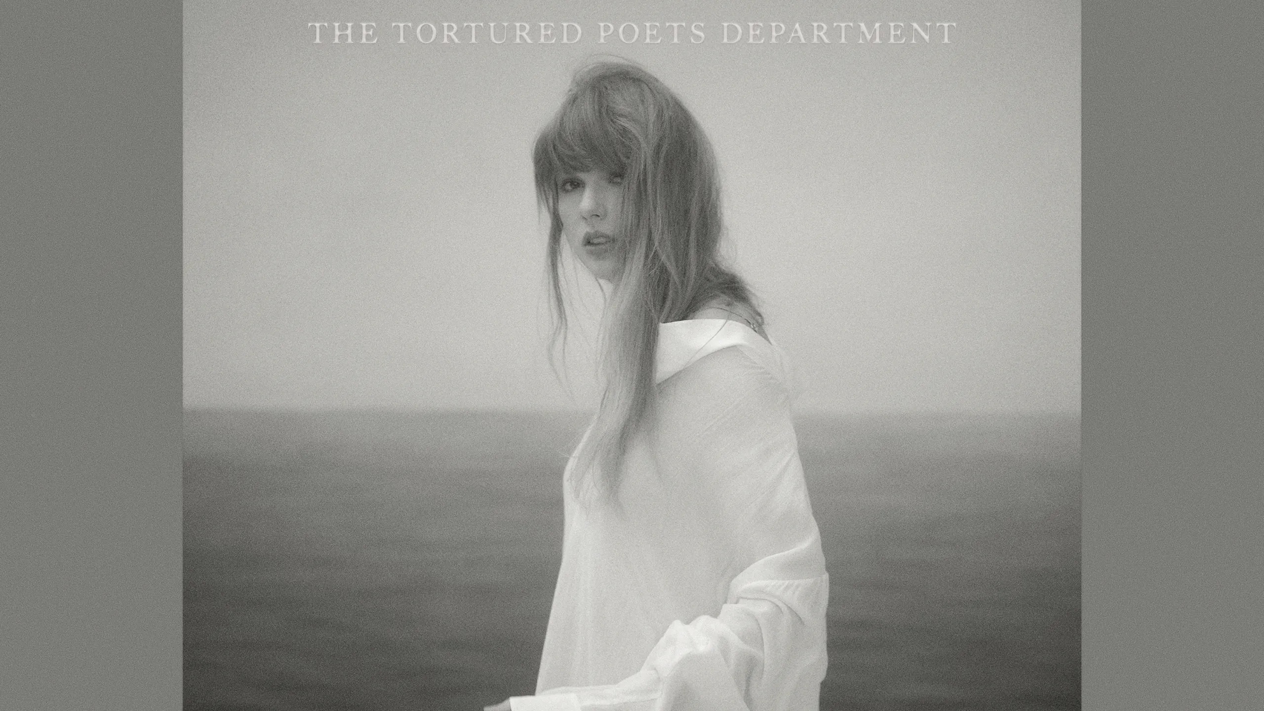 Taylor Swift mặc áo sơ mi trắng trong hình ảnh bìa album The Tortured Poets Department TTPD