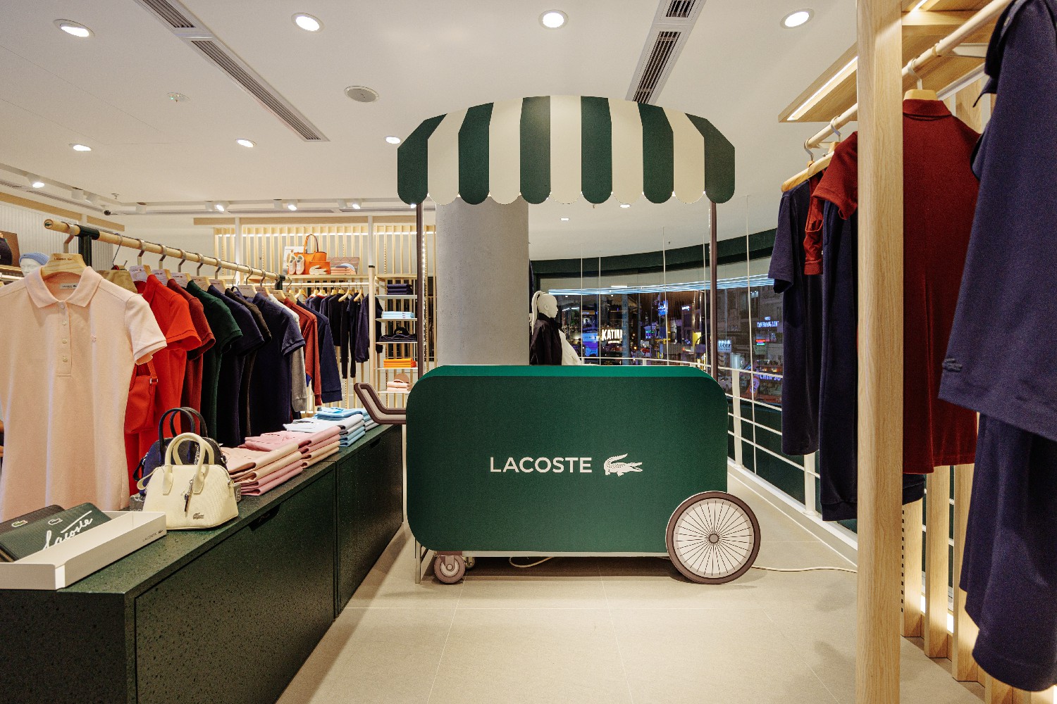 Không gian cửa hàng Lacoste