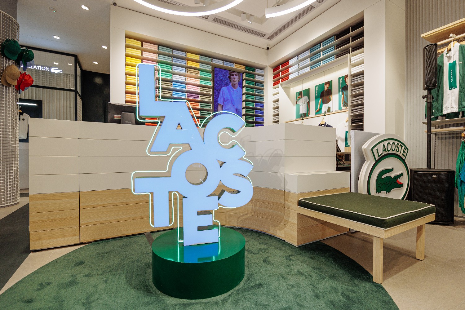 Không gian cửa hàng Lacoste