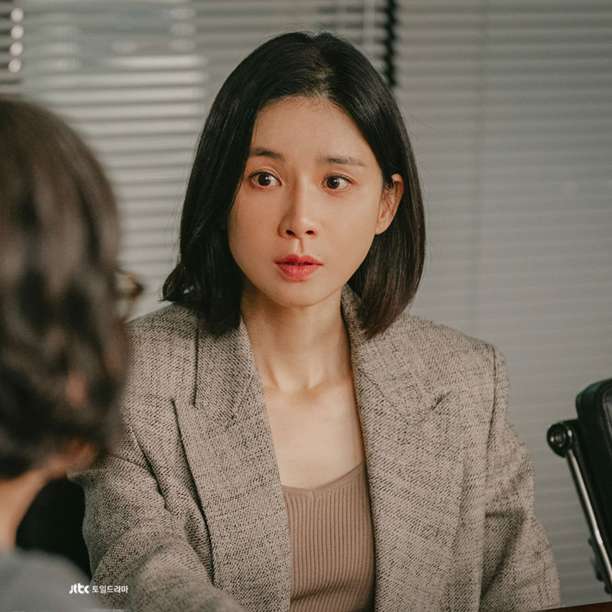 lee bo young trong phim lẩn trốn