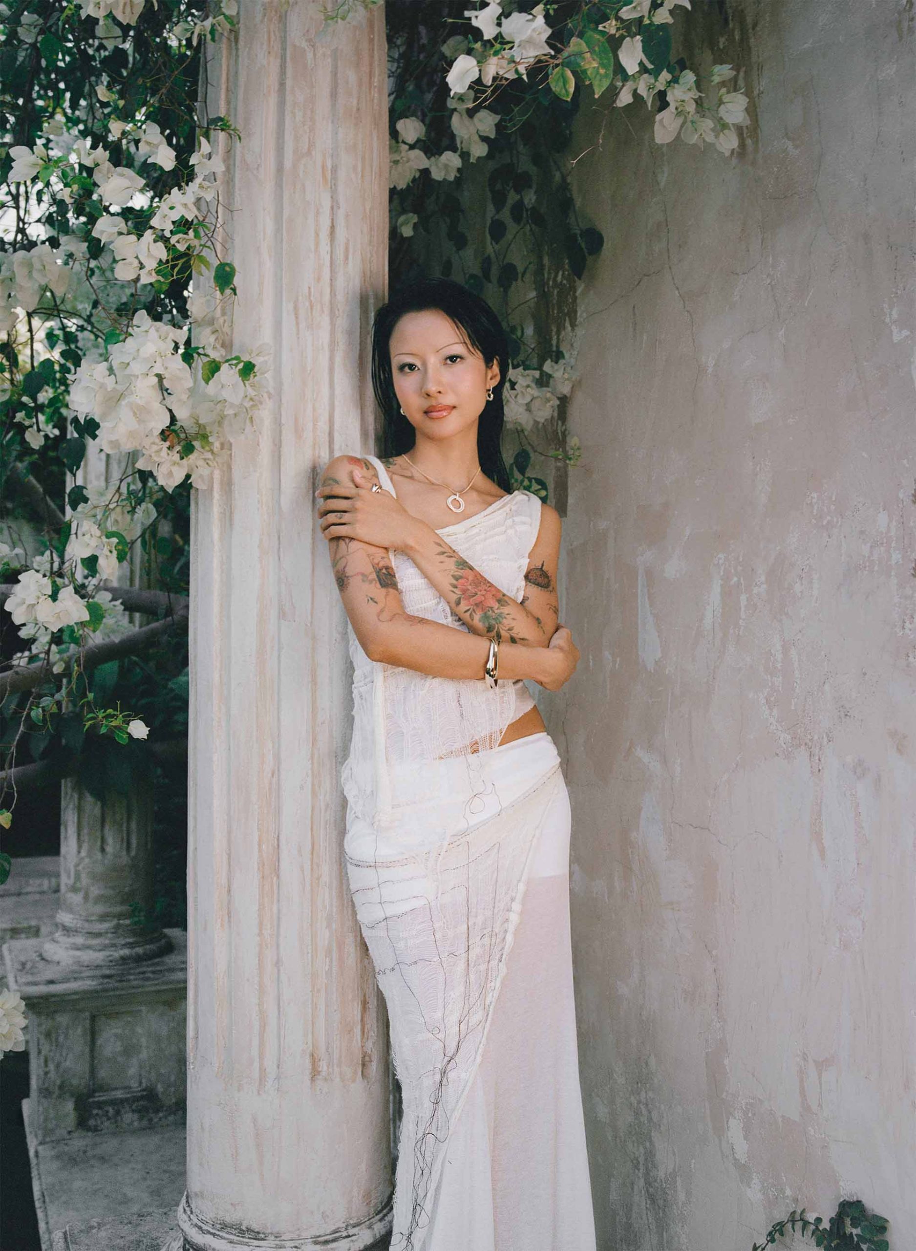 Nữ rapper suboi trong tà váy trắng