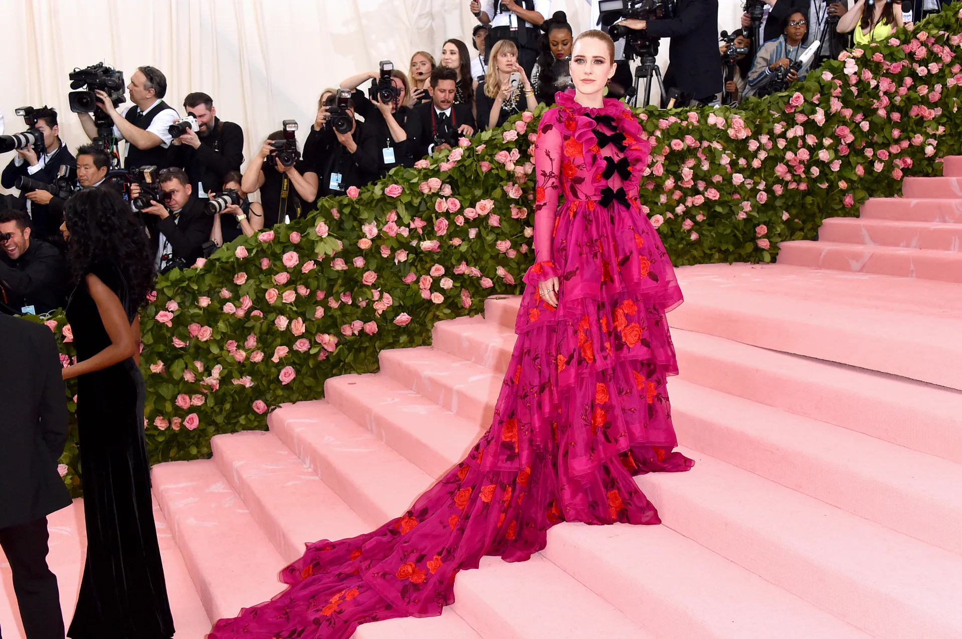 Rachel Brosnahan vói thiết kế của Erdem tại Met Gala. (Ảnh: Getty Images)