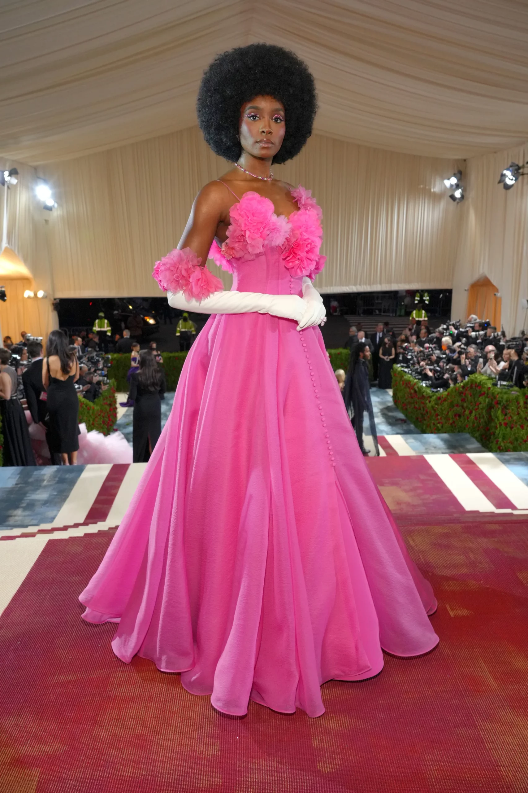 Kiki Layne rực rỡ trong thiết kế Atelier Prabal Gurung tại Met Gala. (Ảnh: Getty Images)