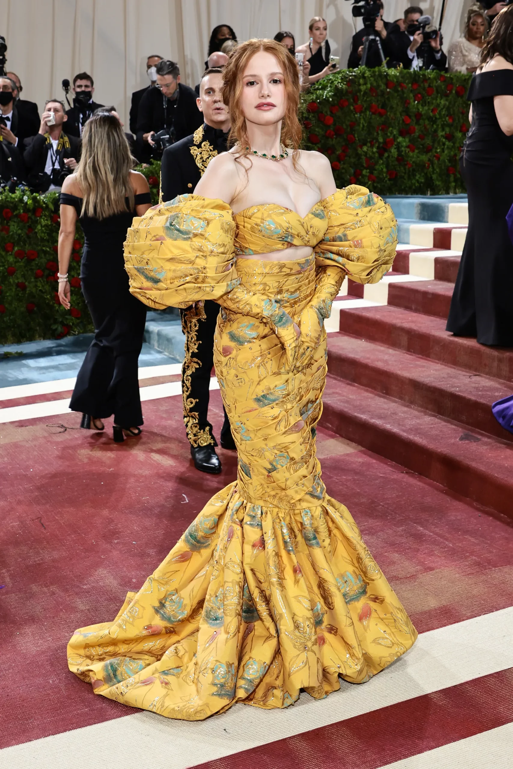 Madelaine Petsch với thiết kế từ Moschino. (Ảnh: Getty Images)