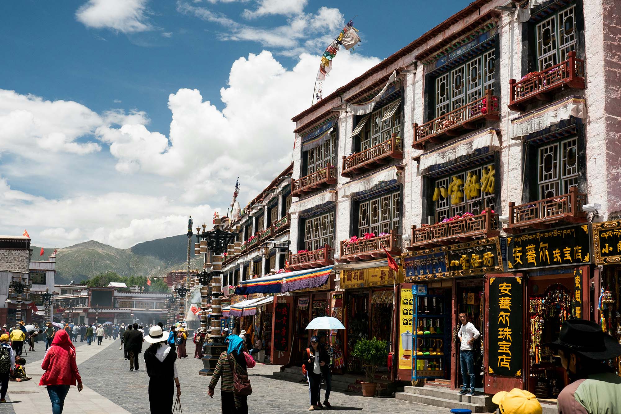 bên ngoài chùa jokhang lhasa