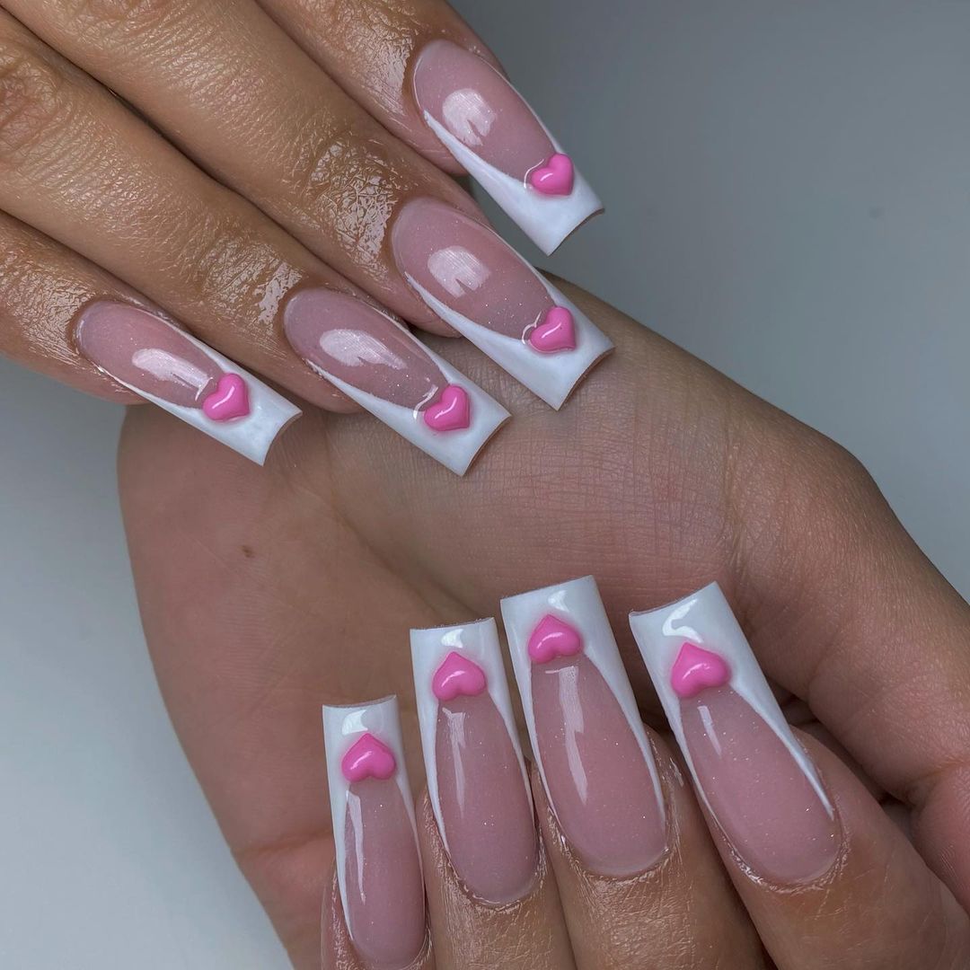 Đôi bàn tay nail đẹp hình trái tim nổi
