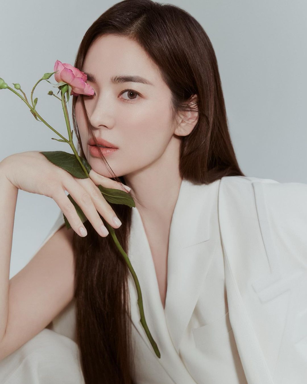 Song Hye Kyo cầm hoa hồng