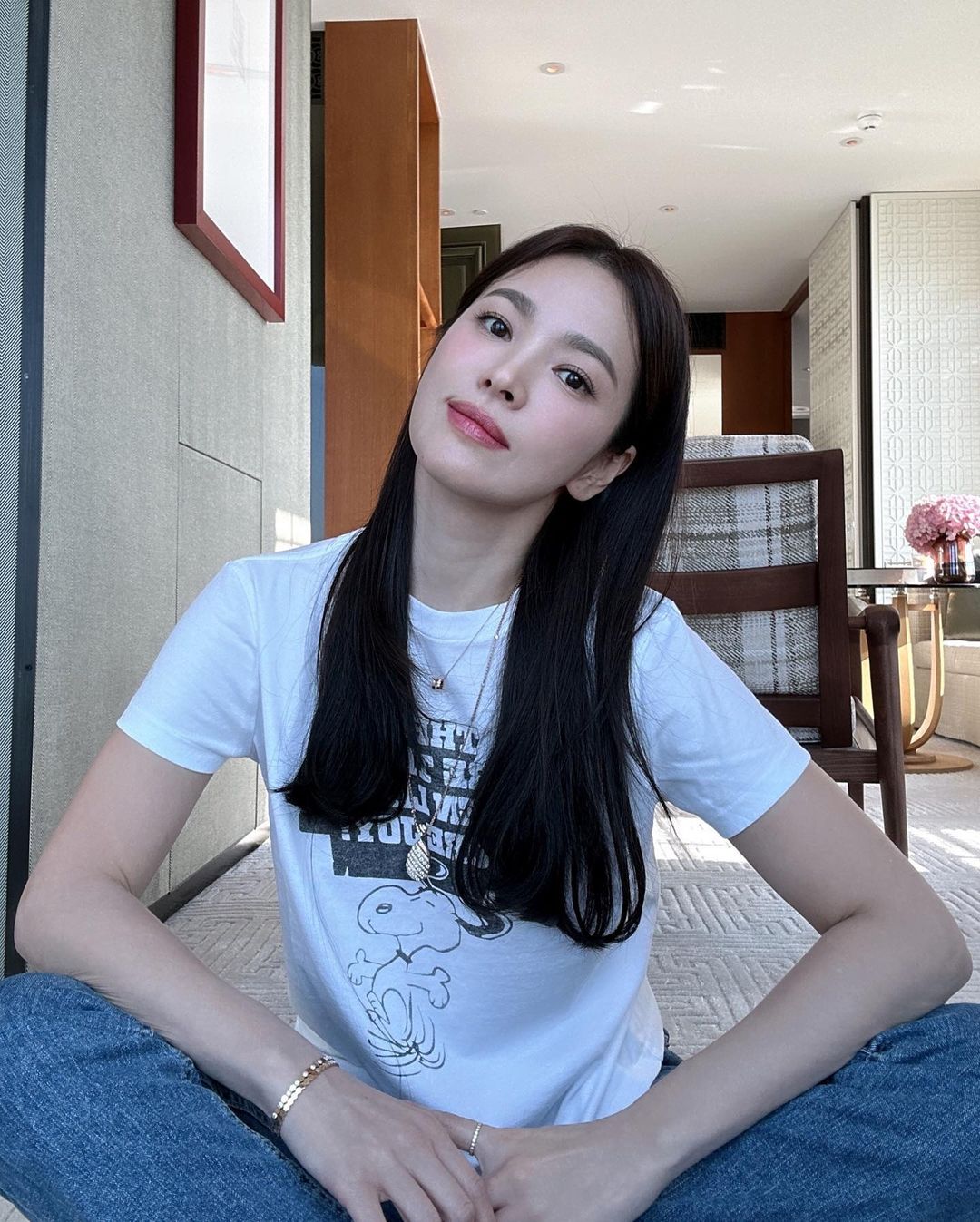 Song Hye Kyo mặc áo thun trắng ngồi