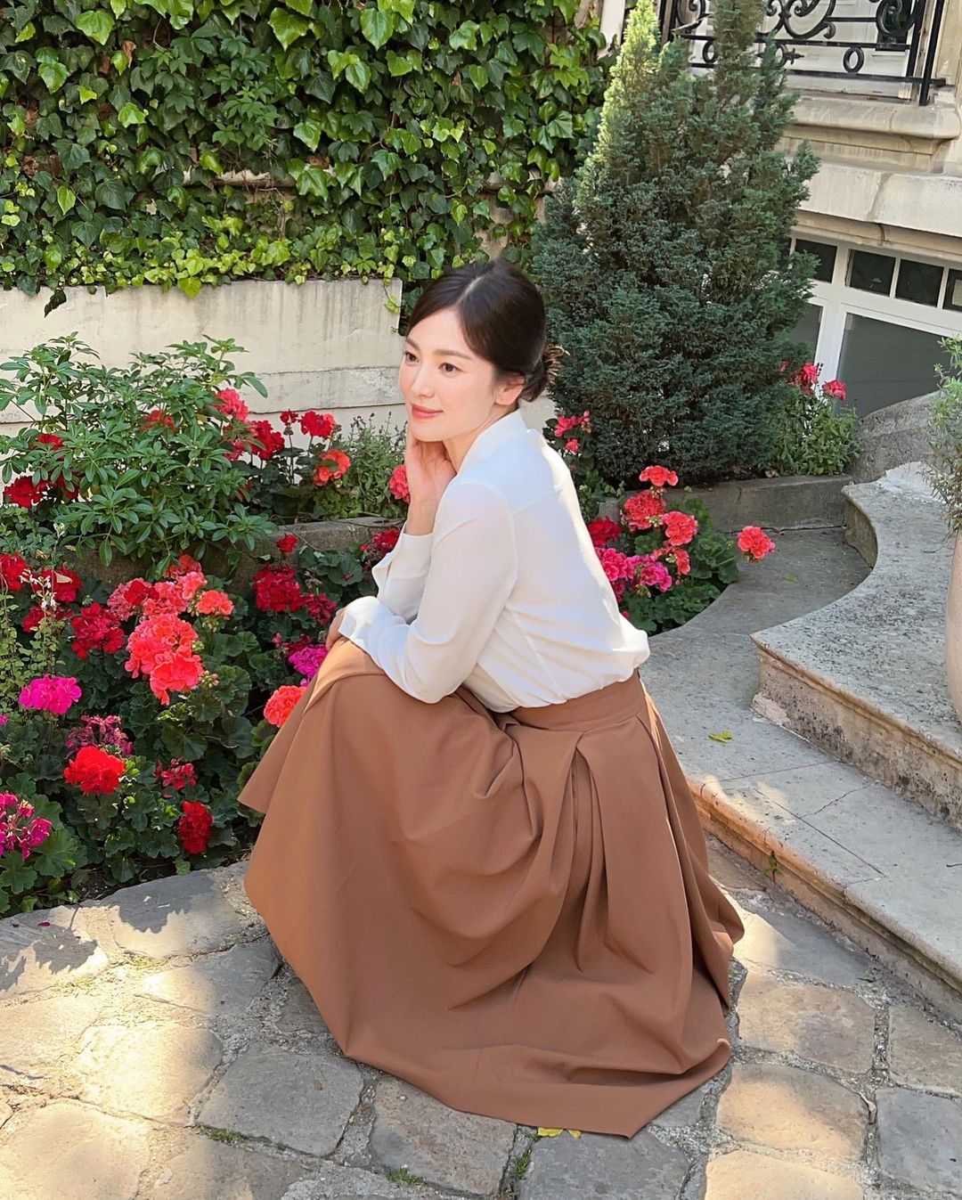 Song Hye Kyo ngồi bên vườn hoa