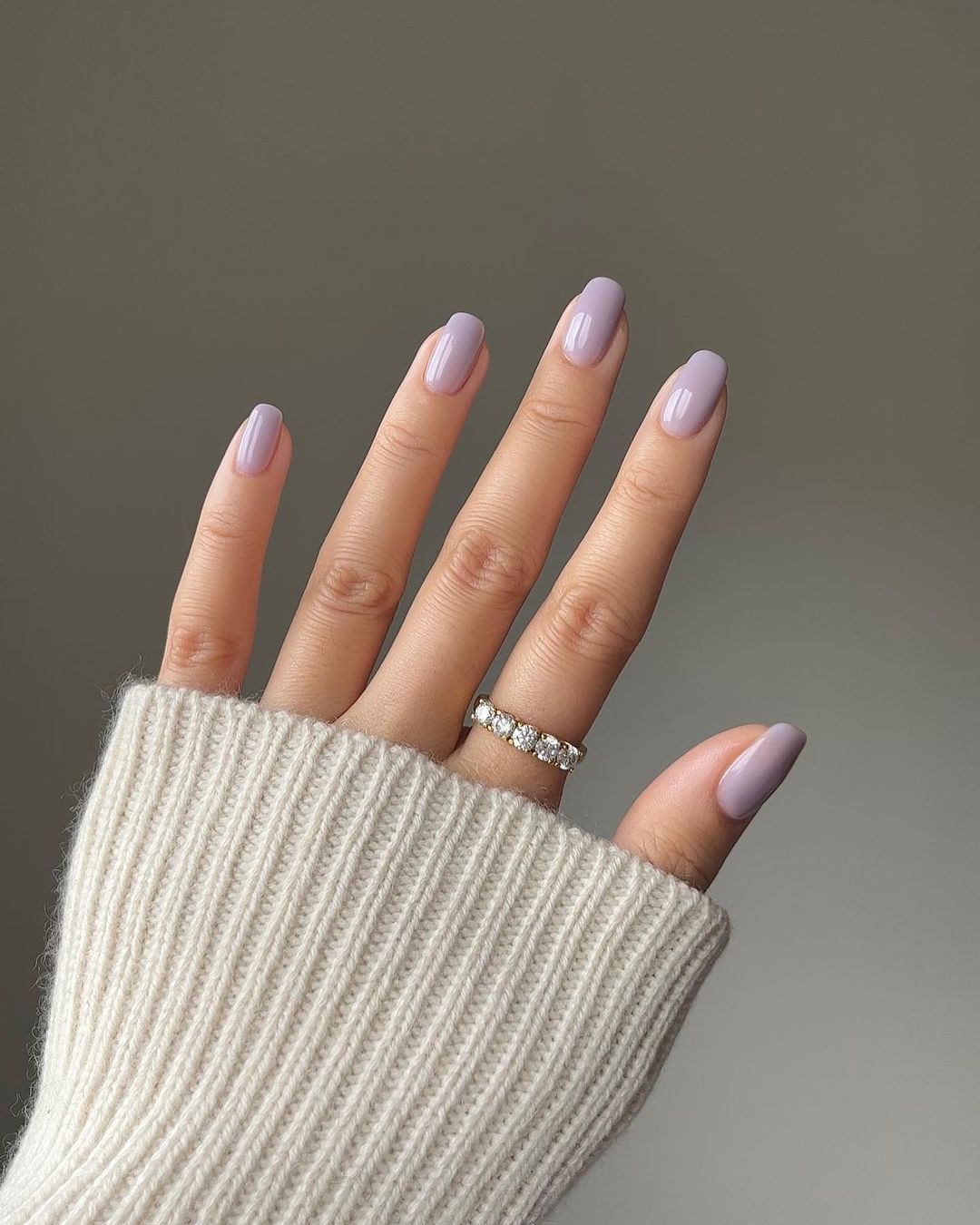 Móng tay sơn màu tím pastel