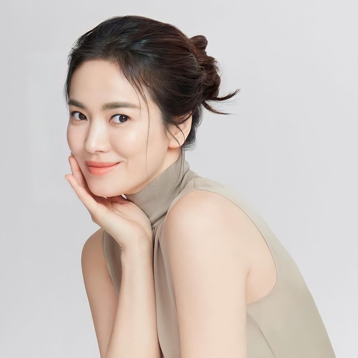 Song Hye Kyo cười rạng rỡ