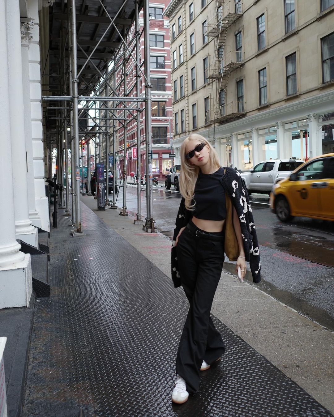 Rosé blackpink diện áo cropto tại new york