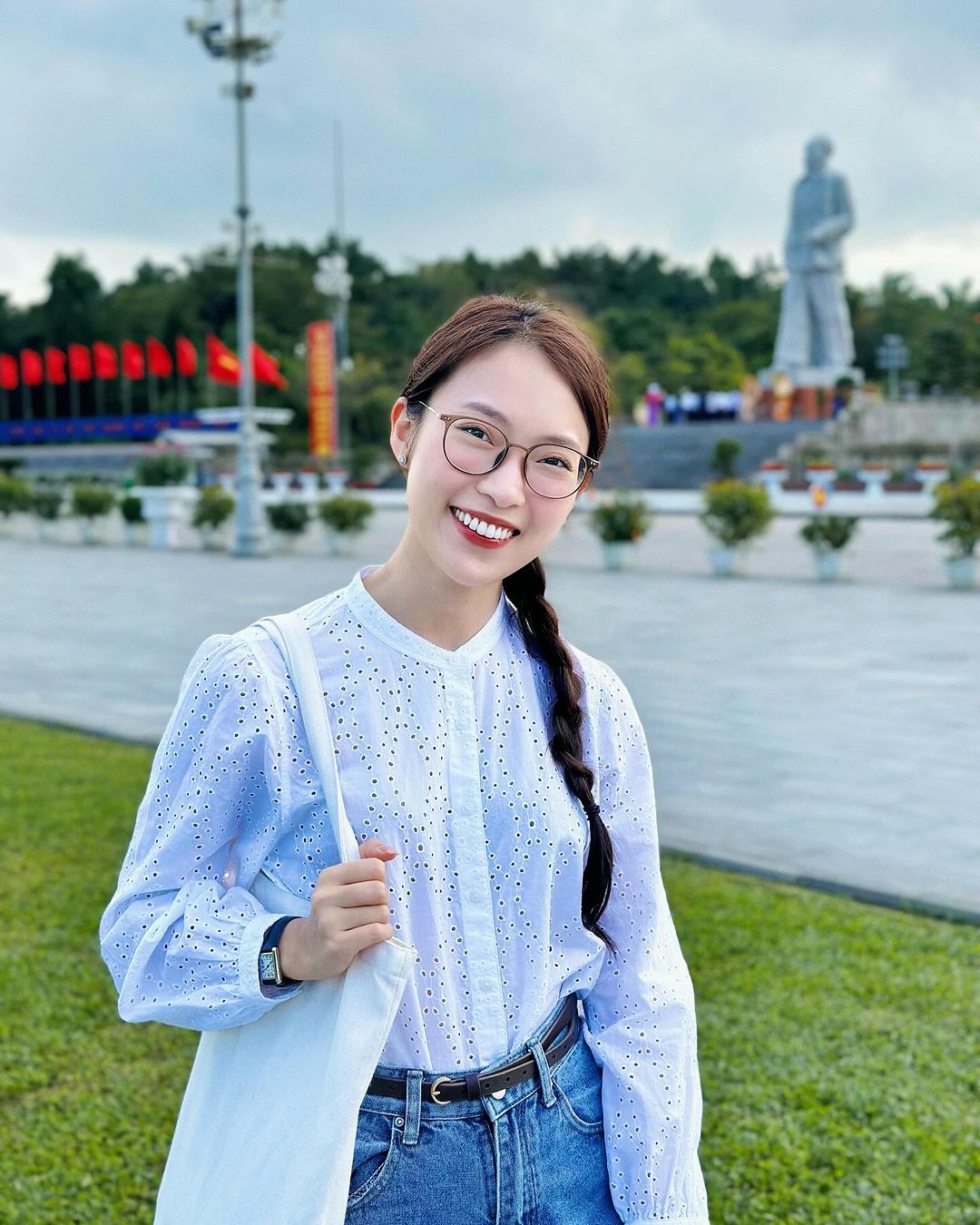 Khánh Vy với diện mạo tươi mới khi diện áo blouse tay bồng (Ảnh: @khanhvyccf)