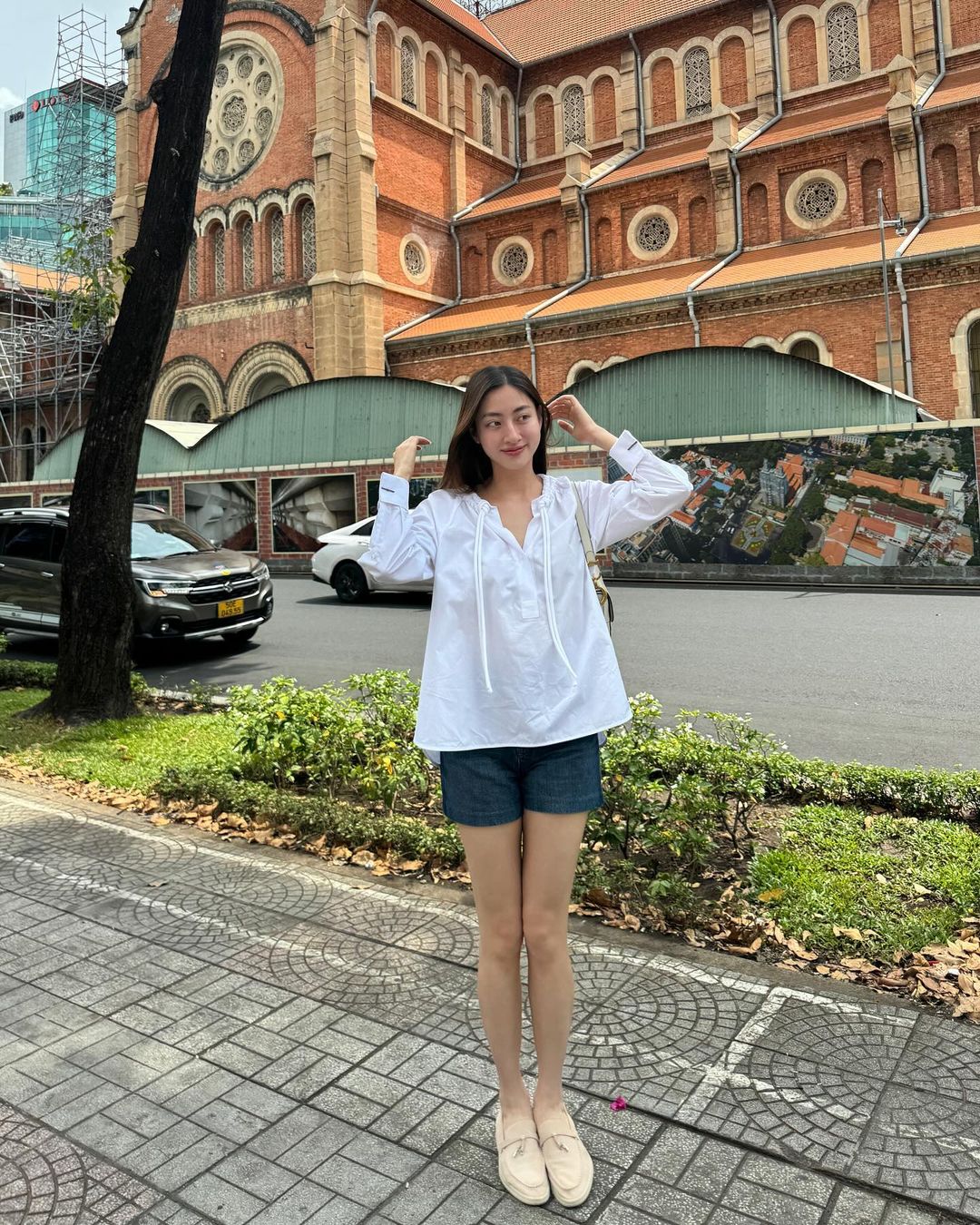 Lương Thùy Linh mang đến sự trẻ trung trong ngày Hè khi phối áo blouse với quần short jean (Ảnh: @_luongthuylinh_)