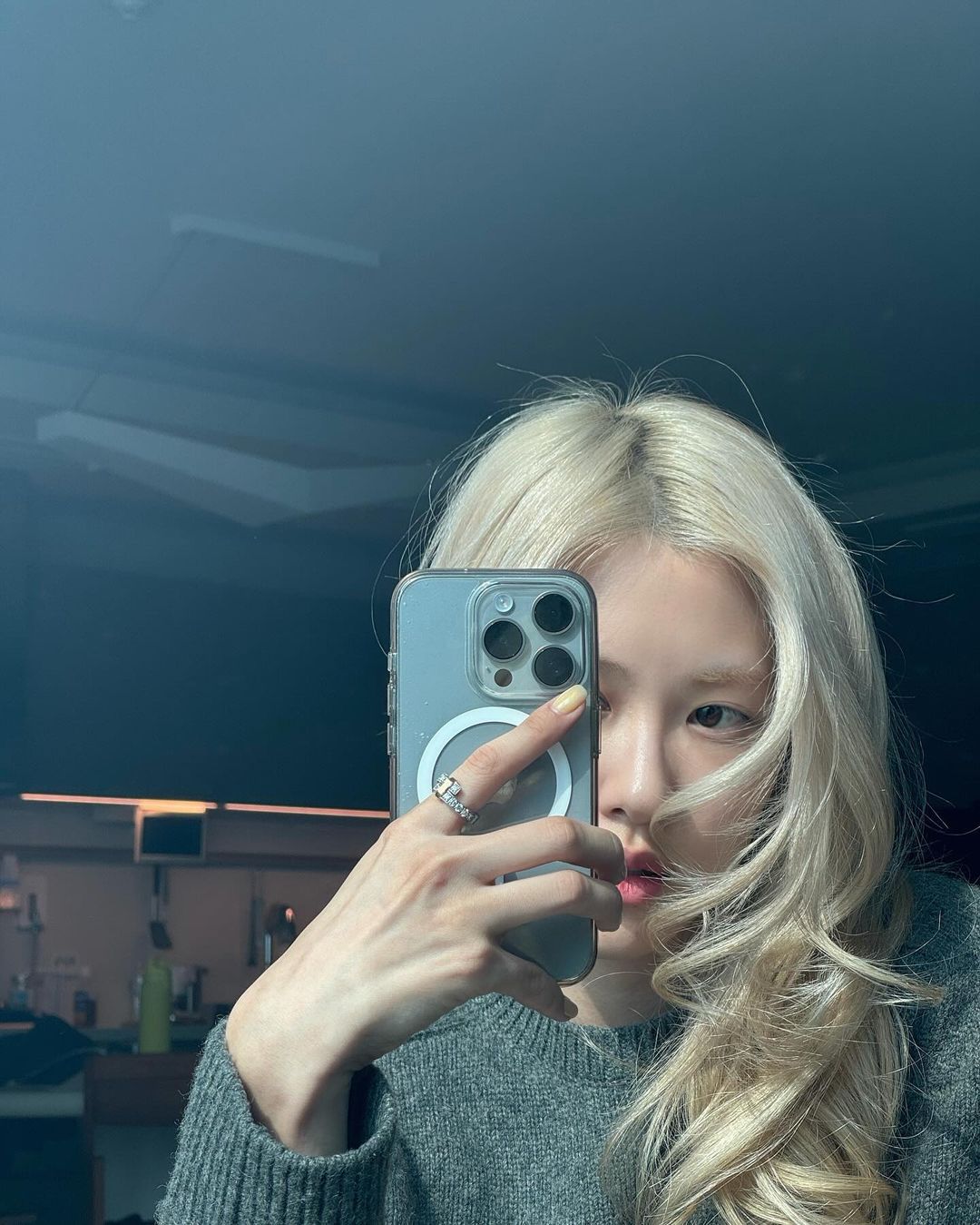 Rosé took a selfie with butter yellow nail color
