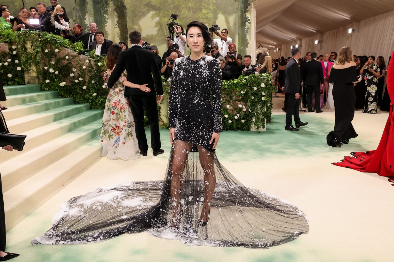 Eva Chen trong thiết kế của Robert Wun tại met gala 2024