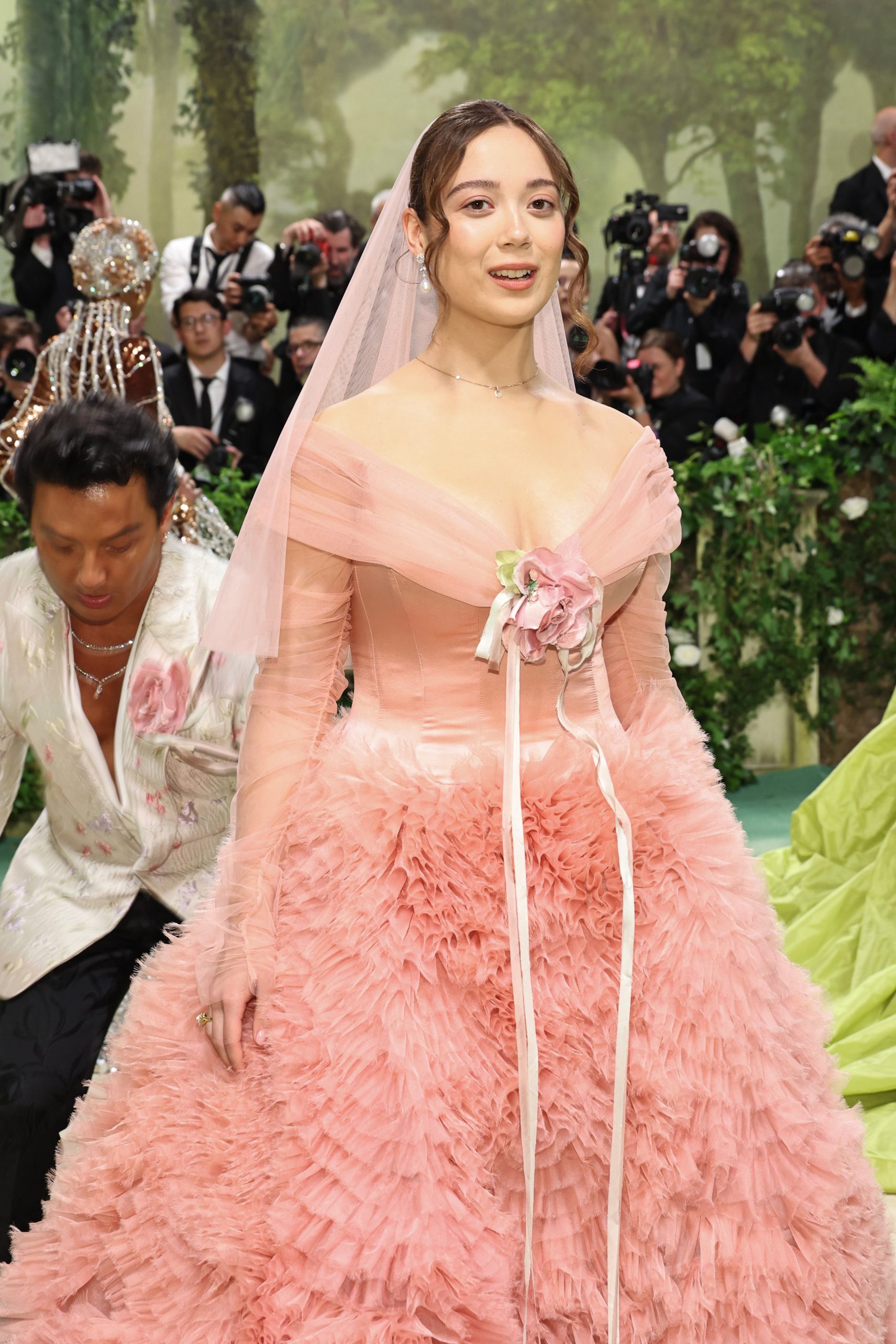 Laufey trong thiết kế Prabal Gurung tại met gala 2024