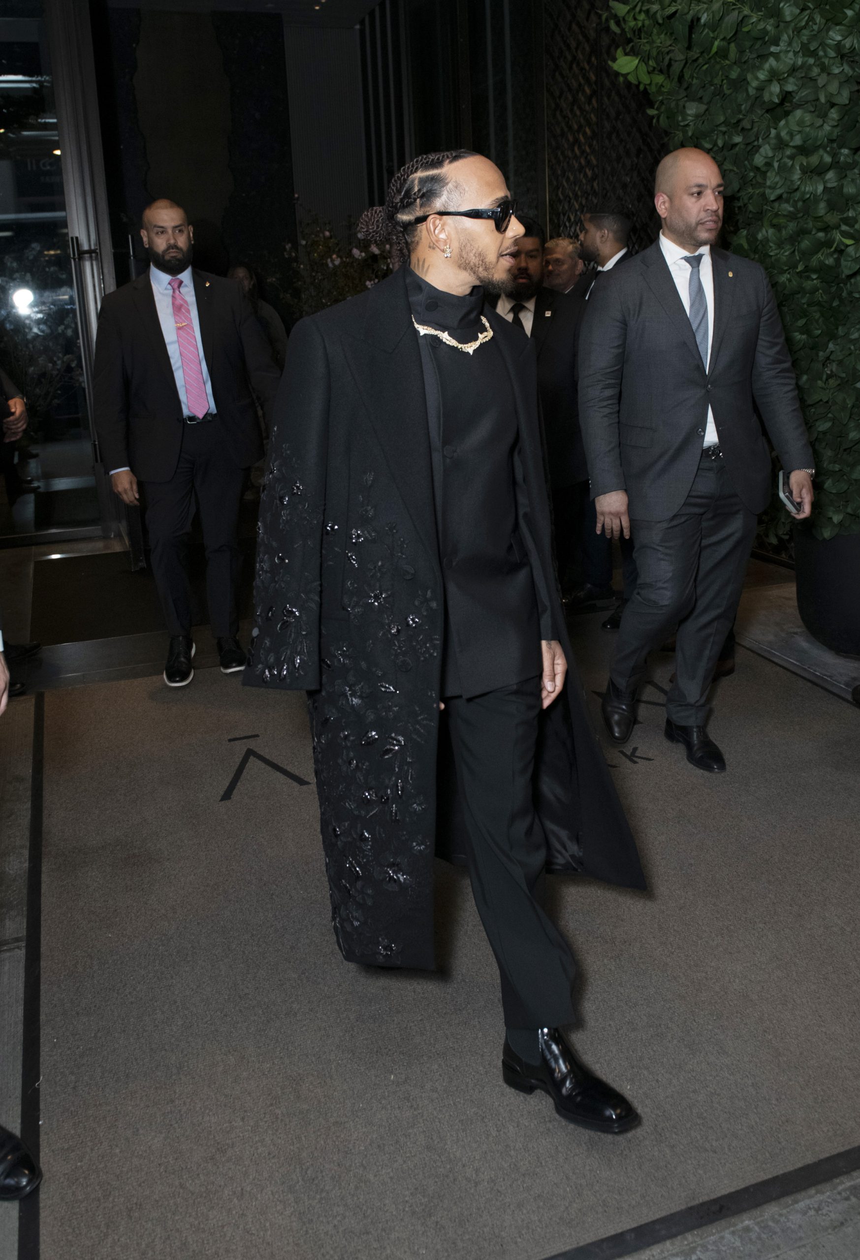 LEWIS HAMILTON diện burberry tại met gala 2024