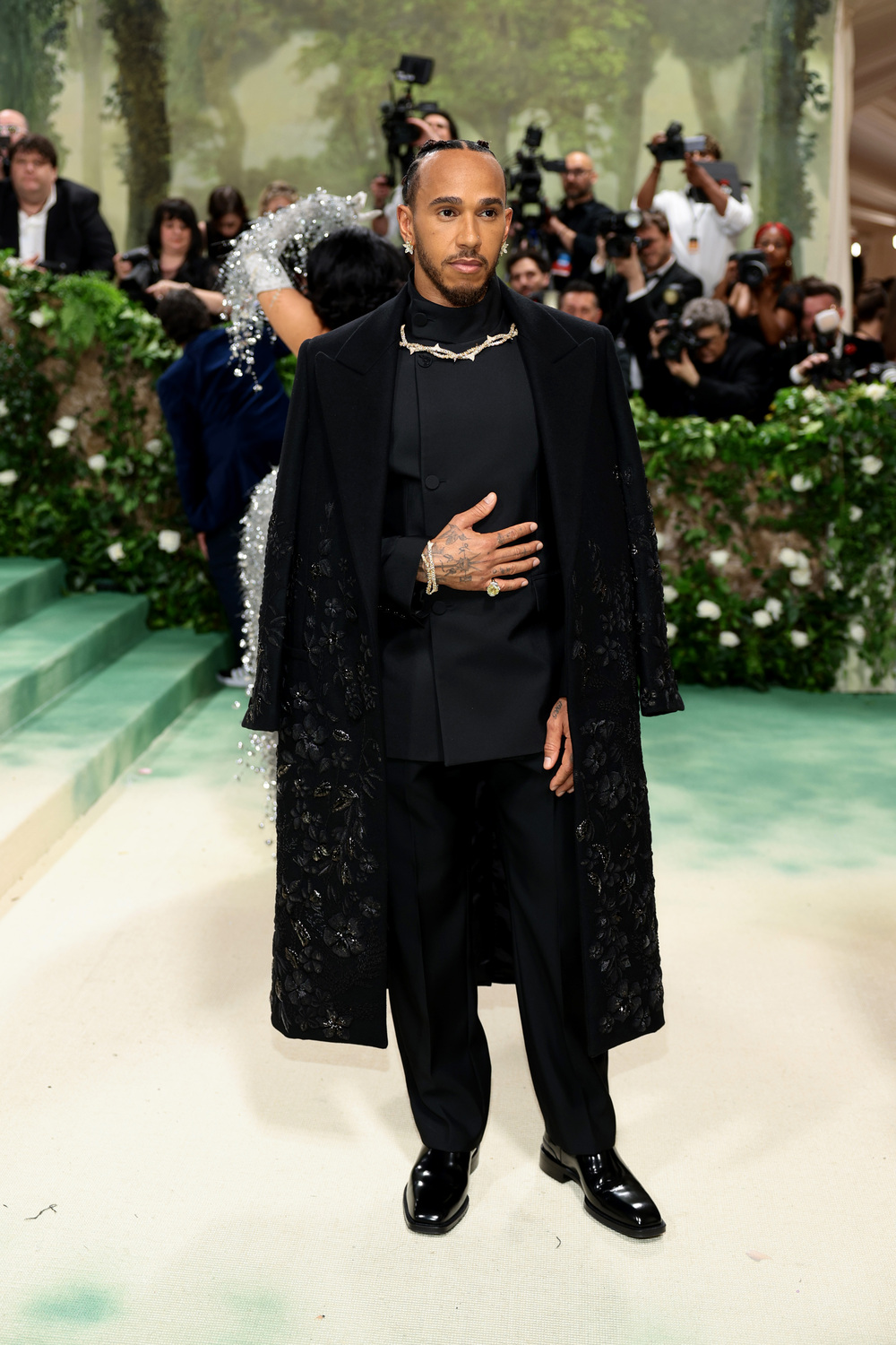 LEWIS HAMILTON diện burberry tại met gala 2024