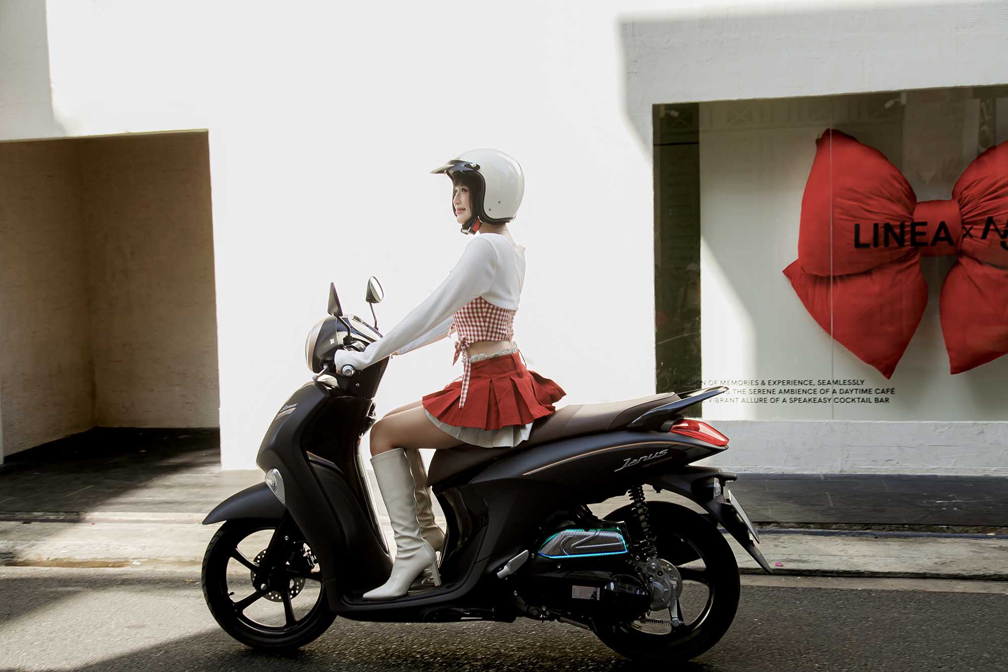 cô gái genz với xe yamaha janus năng động