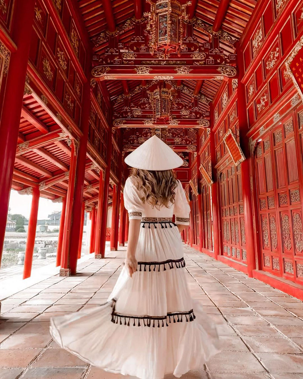 cô gái châu á đội nón lá