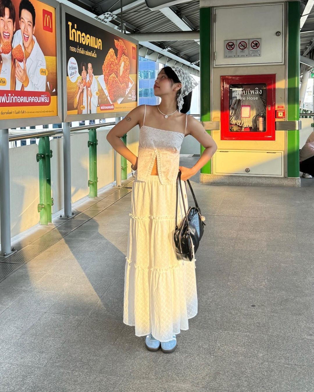 nakedbyv váy trắng