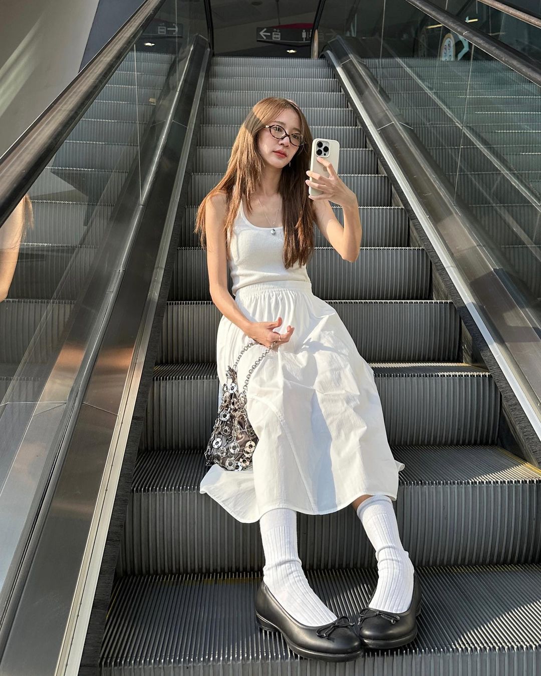 vanmalinee váy trắng
