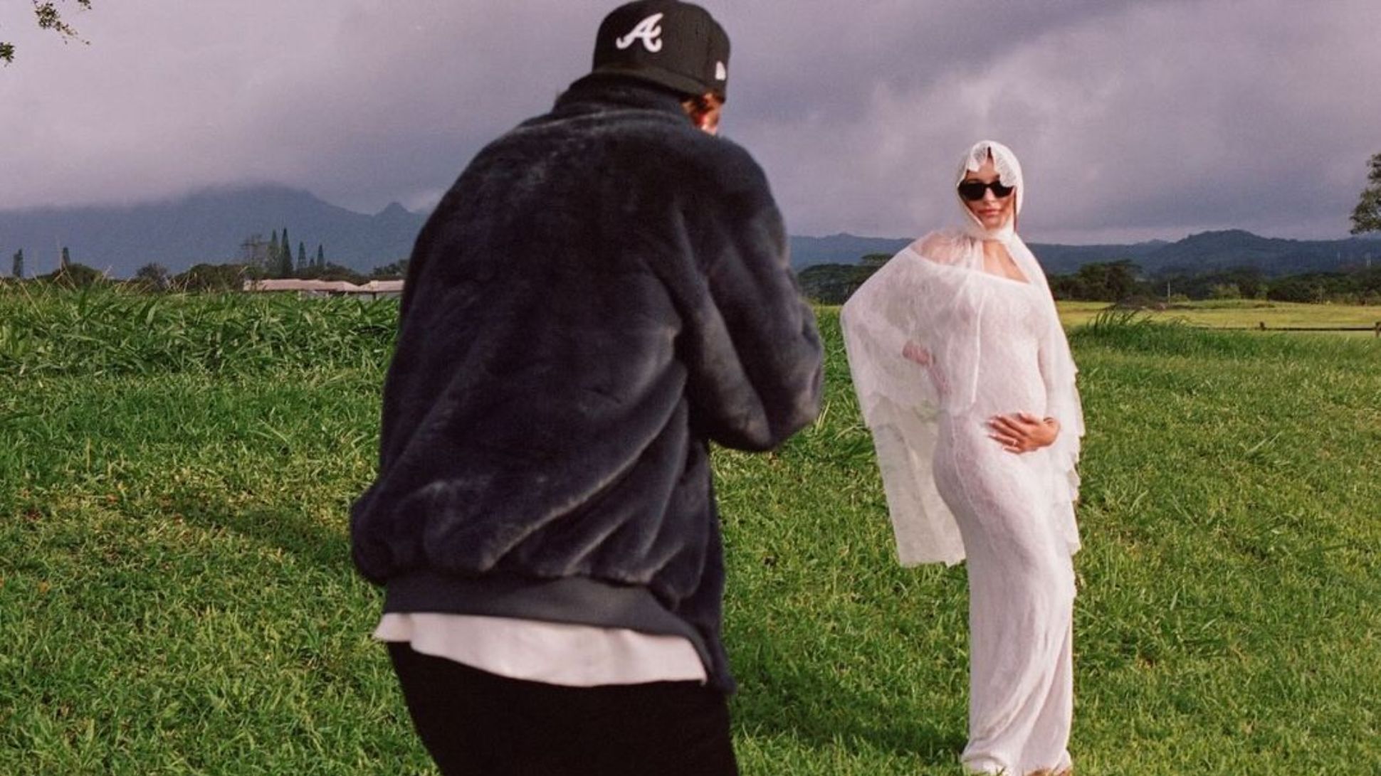 Hailey Bieber chính thức làm mẹ: Hạnh phúc viên mãn trong chiếc váy “cưới” Saint Laurent