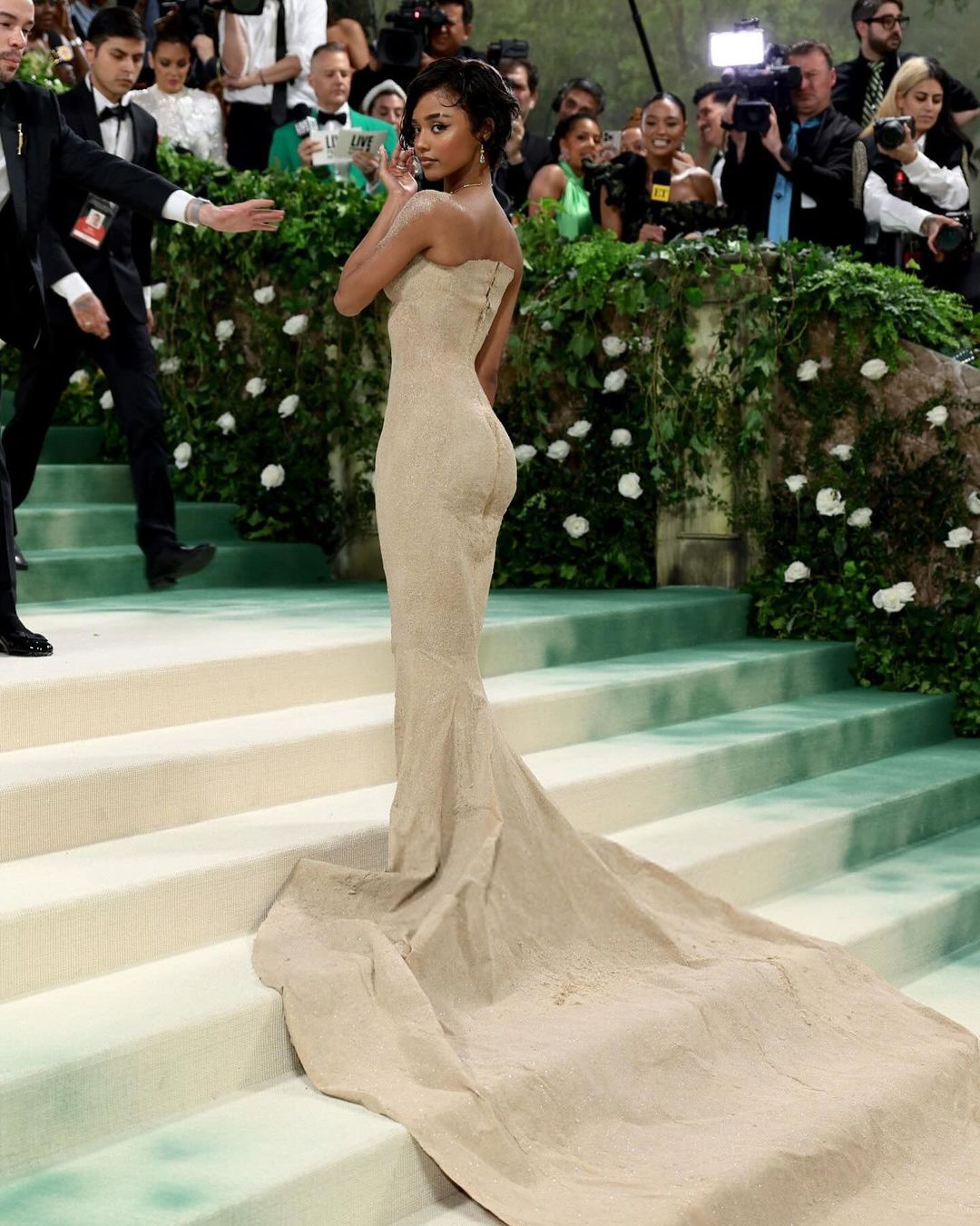 Tyla diện váy cát tại Met Gala 2024