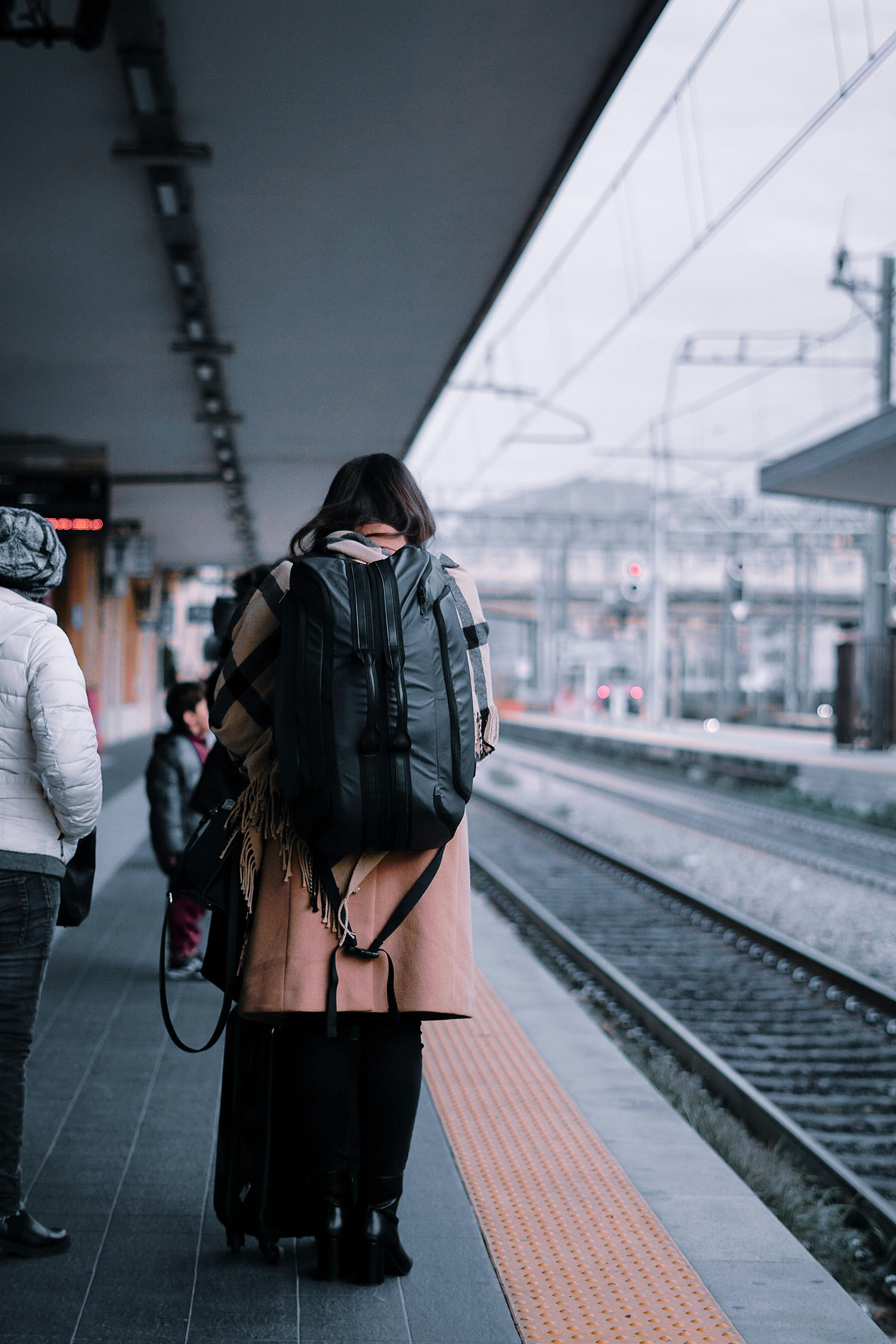 người phụ nữ đeo ba lô