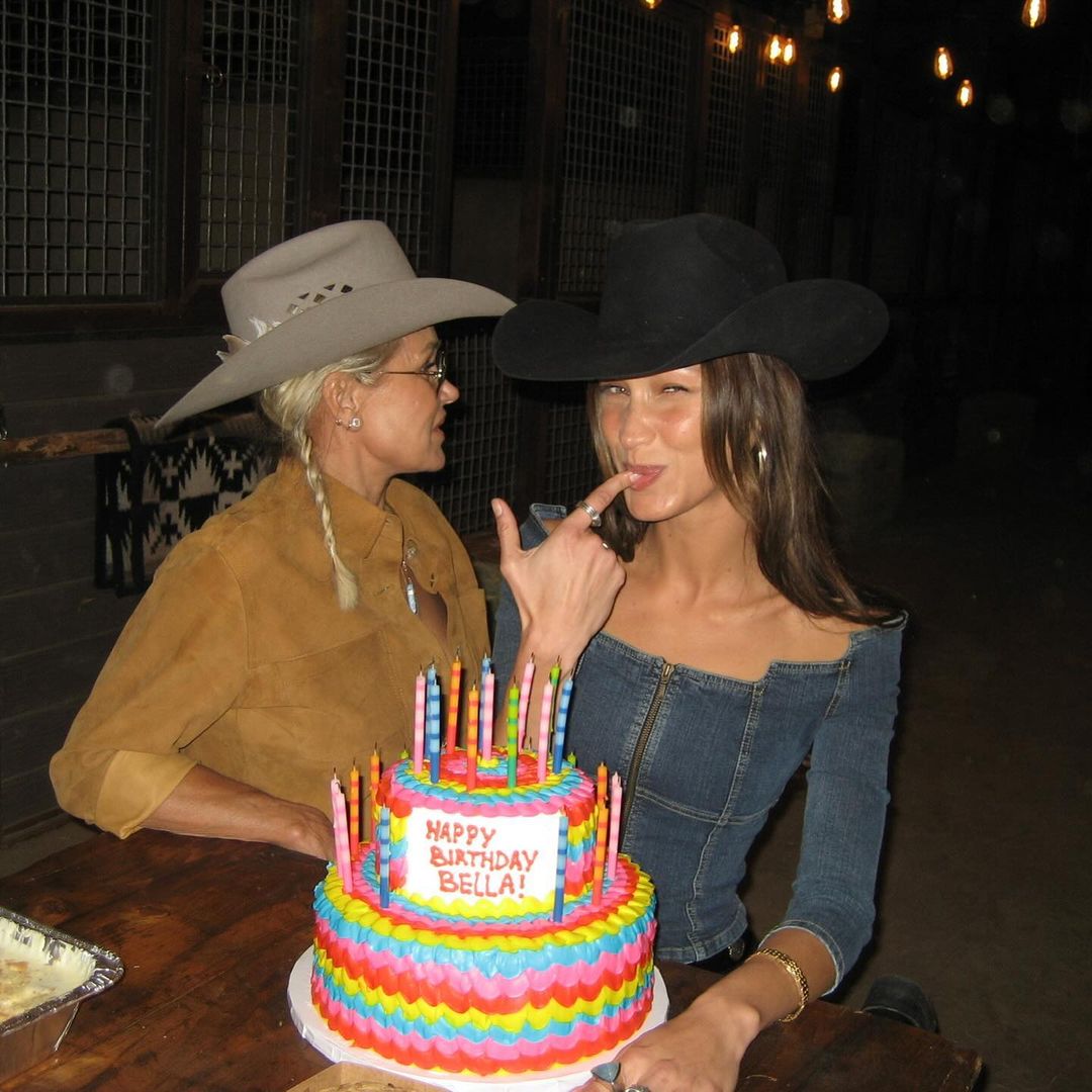 Bella Hadid diện cao bồi