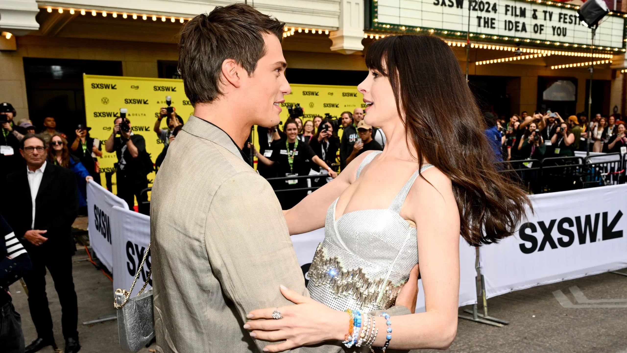 Anne Hathaway trên thảm đỏ premiere phim The Idea Of You