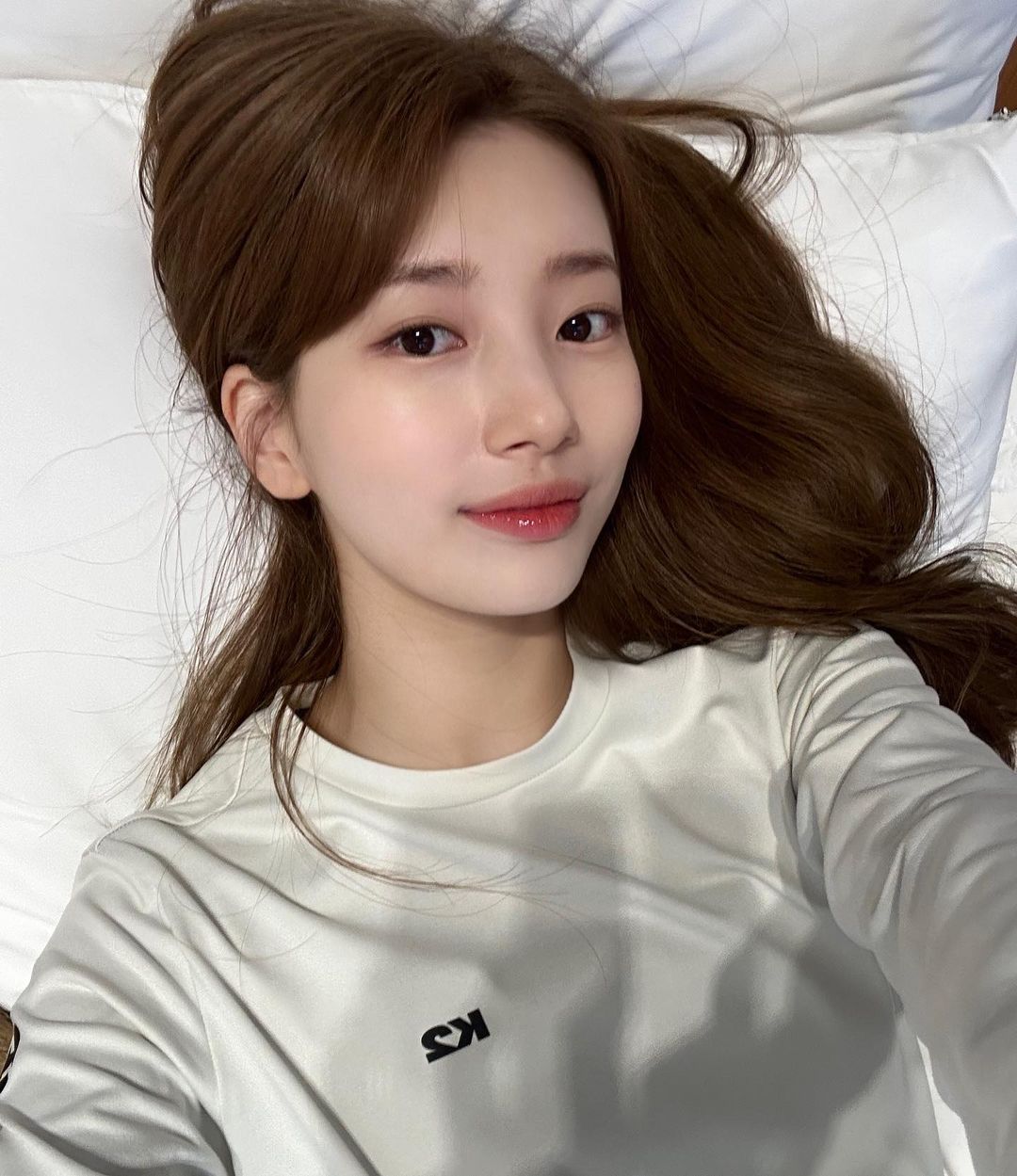 Bae Suzy mặc áo trắng đang nằm