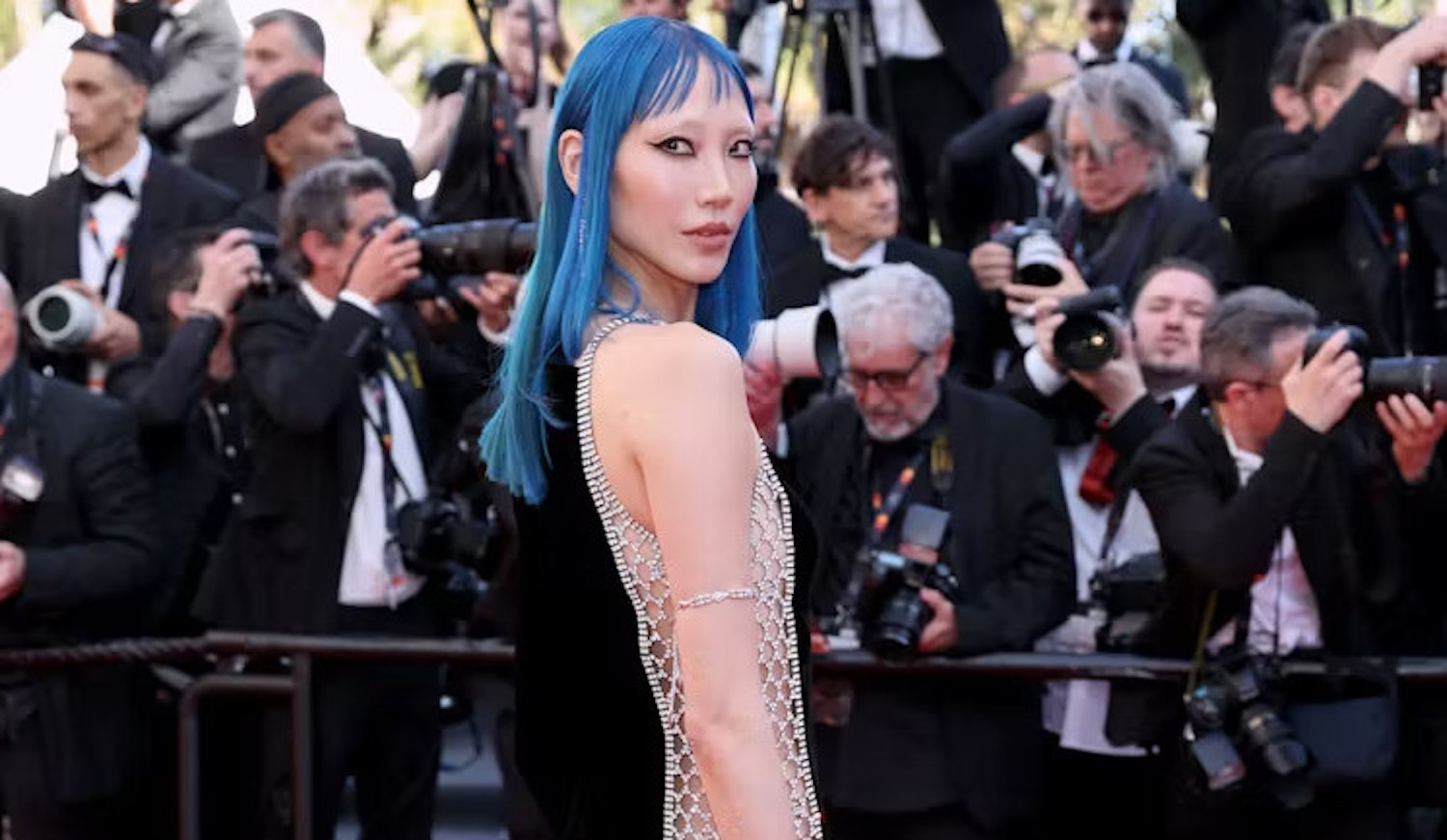 Soo Joo Park tóc xanh tại LHP Cannes 2024