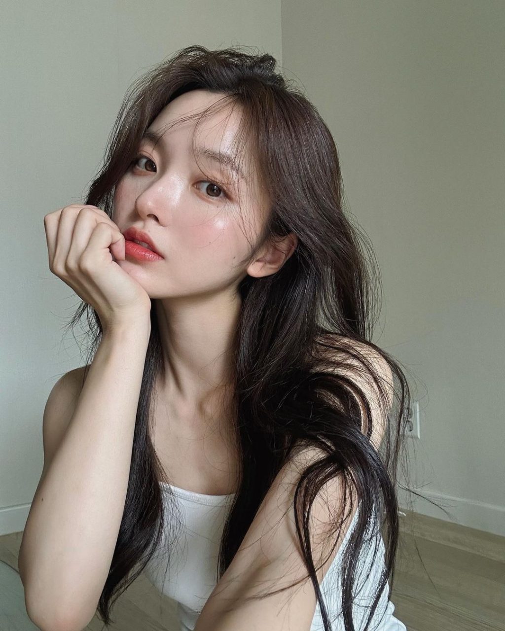 Cô gái ngồi chống tay-độ pH