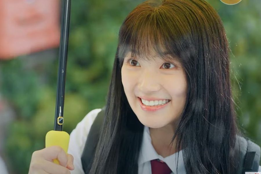 Nữ chính Lovely Runner - Kim Hyeyoon cầm dù