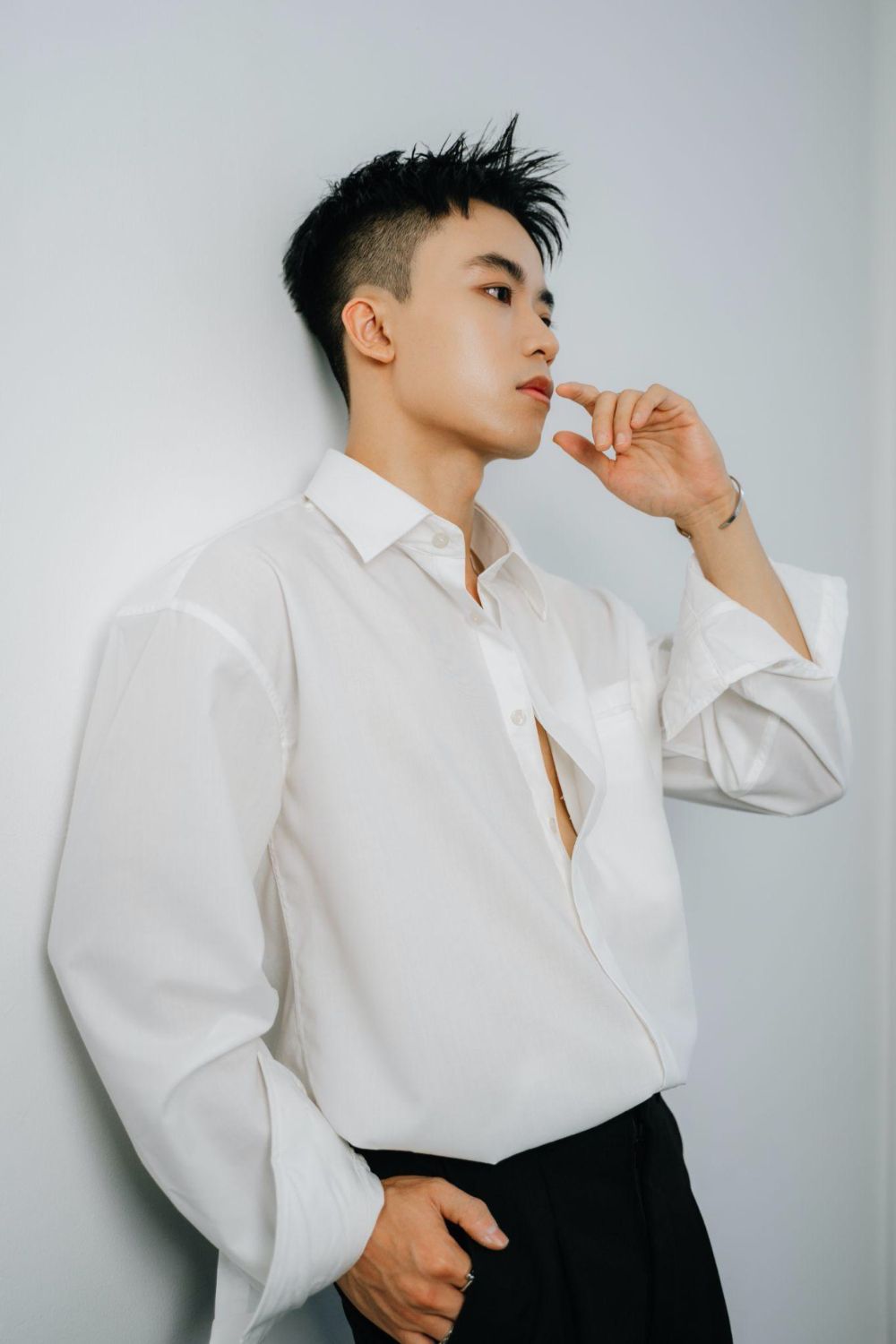 Lương Đỗ mặc sơ mi trắng