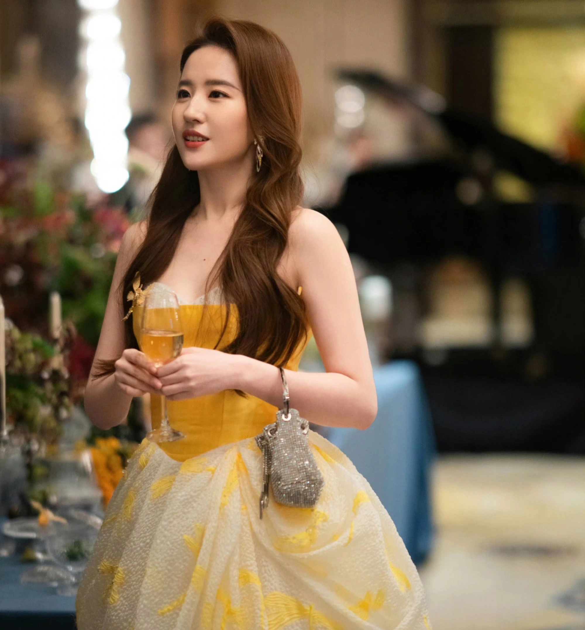 Lưu Diệc Phi câu chuyện hoa hồng