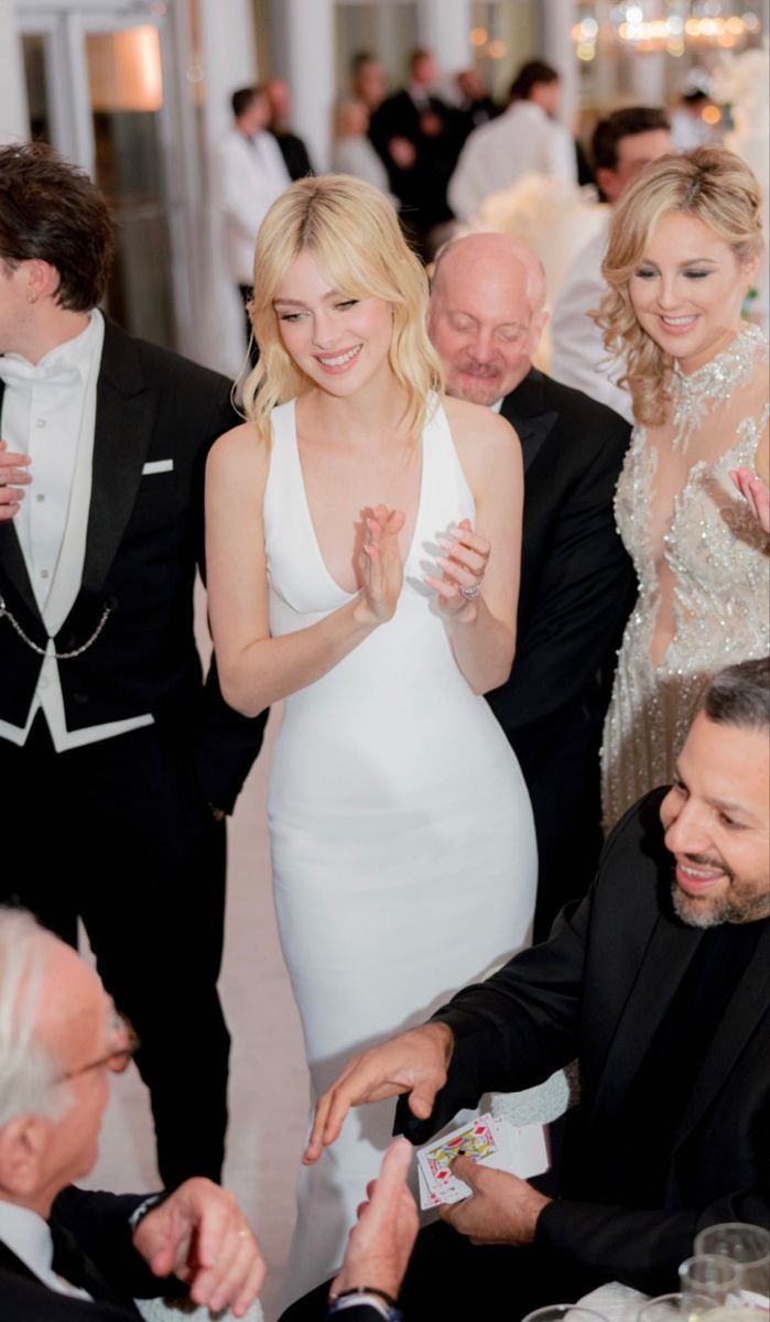 Ảnh: @nicolaannepeltzbeckham váy dự tiệc after party cưới